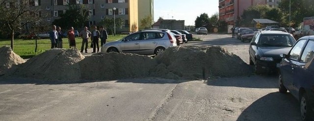 Teraz dojazd pod blok na Wojska Polskiego 5 jest praktycznie możliwy tylko małą uliczką, gdzie kłopoty z przejazdem mają małe samochody a wóz strażacki nie ma najmniejszych szans na przeciśnięcie się. 