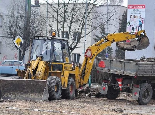 Tarnobrzeski Rejon Dróg Miejskich już prowadzi pierwsze prace przy budowie ronda w miejscu skrzyżowania ulic Targowej, Piłsudskiego oraz Szerokiej w centrum Tarnobrzega. Na szczęście są to na razie prace, które nie są uciążliwe dla kierowców.