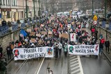 Kolejna odsłona Strajku Kobiet w Krakowie. Policja blokuje pochód "13 grudnia 2020 ogłaszamy stan rewolucji na terenie całego kraju"