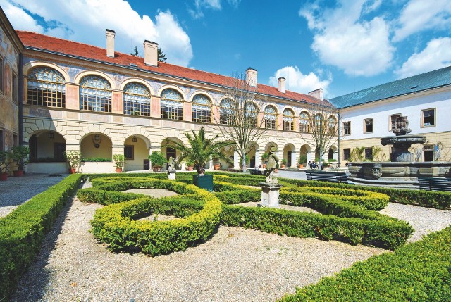 W Czechach jest ponad 300 pałaców. Wiele z nich znajduje się tuż za polsko-czeską granicą. Jak na przykład pałac Castolovice, w którym  mieszka właścicielka Diana Phipps Sternberg i udostępnia go turystom.