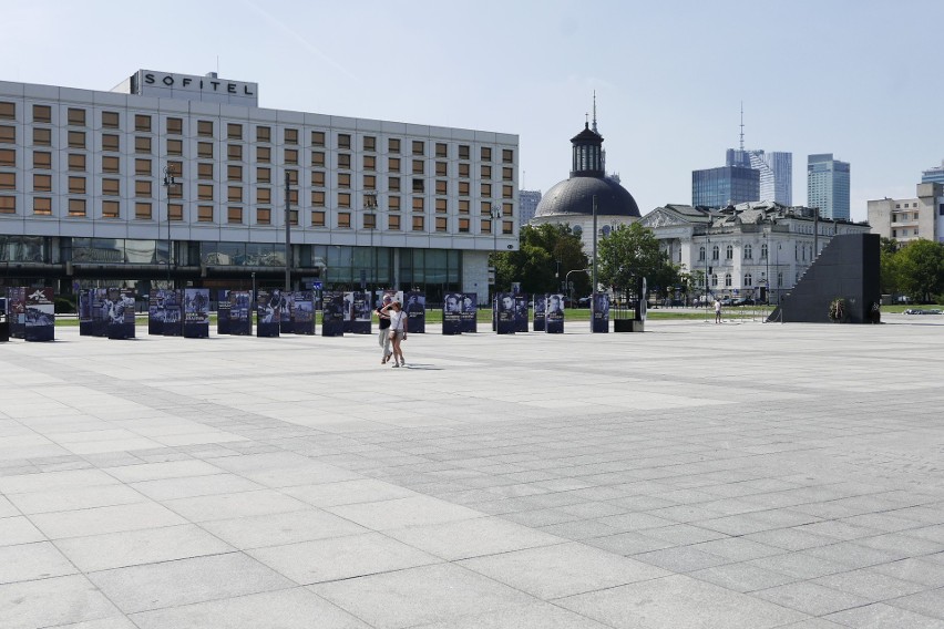 Ruszyła odbudowa Pałacu Saskiego. Trwa ustawianie ogrodzenia na pl. Piłsudskiego [ZDJĘCIA]