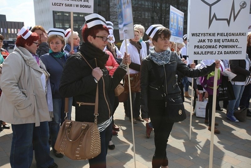 Protest i strajk pielęgniarek w Katowicach pod Spodkiem 22...