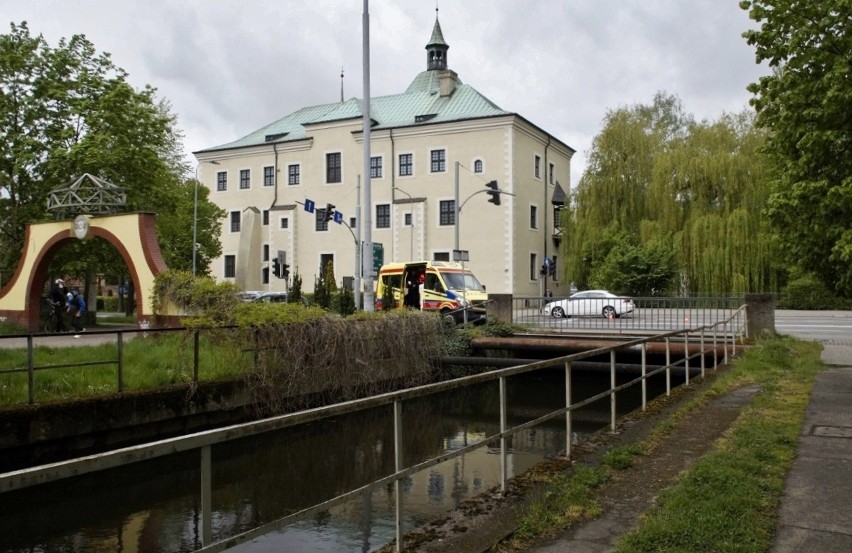 Pieszy wszedł na przejście na czerwonym świetle w Słupsku. Został potrącony przez kierowcę hondy 