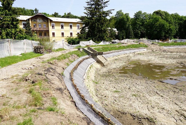 Do kwietnia 2024 r. w Parku Zdrojowym w Nałęczowie potrwają prace rewitalizacyjne. W ich skład wchodzi m.in. oczyszczenie stawu zlokalizowanego na terenie parku