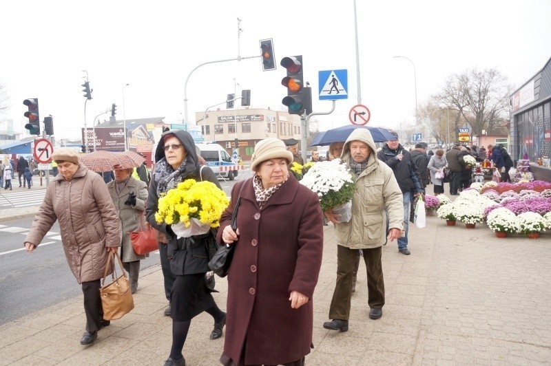 Przed cmentarzami i za ogrodzeniem mogli znaleźć duży wybór...