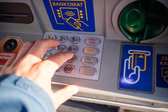 Poznańscy policjanci zatrzymali mężczyznę, który podczas naprawy jednego z bankomatów, ukradł ponad 200 tysięcy złotych. 