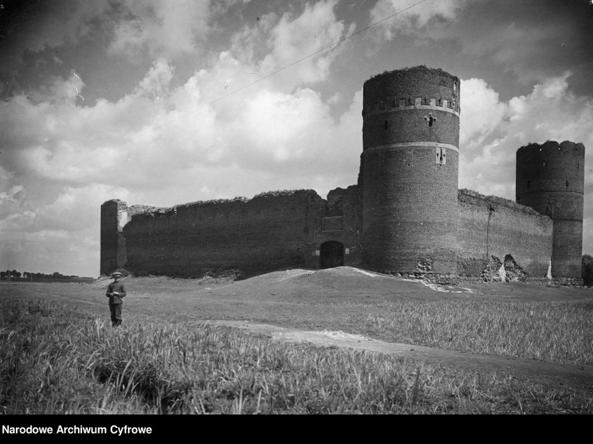 Polskie zamki na starych fotografiach robią wrażenie. Są wśród nich ruiny oraz budowle zachowane w dobrym stanie. Zobacz!