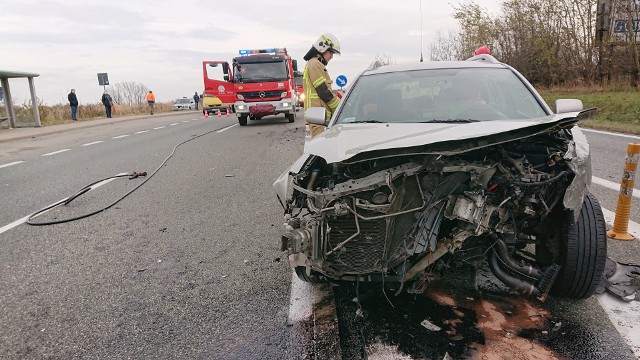 W sobotę służby ratunkowe - w tym strażacy z PSP Rzeszów, OSP Świlcza, OSP Trzciana, zostały zadysponowane do zderzenia dwóch samochodów osobowych na drodze krajowej nr 94 relacji Świlcza - Trzciana. Kierowcy zostali przebadani przez Zespół Ratownictwa Medycznego. Nie wymagali hospitalizacji i zostali na miejscu. Całe zdarzenie zostało zakwalifikowane jako kolizja drogowa. Strażacy zneutralizowali płyny ropopochodne, usunęli niebezpieczne przedmioty z drogi i pomogli w załadunku rozbitych samochodów. Zobacz też: Wypadek na ul. Sobieskiego w Przemyślu. W zderzeniu peugeota z toyotą ranna została kobieta [ZDJĘCIA]