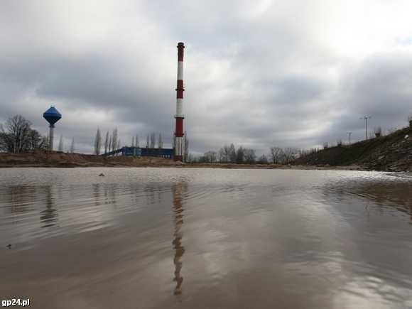 Zalana wodą pośniegową piaskula przy ul. Grunwaldzkiej, gdzie ma powstać park wodny, już teraz przypomina naturalny basen.