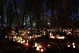 Zaduszki na cmentarzu Opole-Półwieś. Po zmroku to zupełnie inne miejsce [ZDJĘCIA]