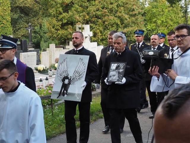 Na cmentarzu przy ul. Ogrodowej odbył się pogrzeb tragicznie zmarłych Marty Macherowskiej (29 lat) i Macieja Jaśkiewicza (44 lata), którzy zginęli w katastrofie samolotu niedaleko Piotrkowa Trybunalskiego. ZOBACZ ZDJĘCIA - KLIKNIJ DALEJ