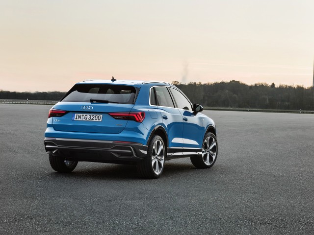 Audi Q3 Na początek Audi będzie dostarczać nowe Q3 z czterema silnikami do wyboru: trzema jednostkami TFSI i jedną jednostką TDI. Zakres ich mocy sięga od 150 KM do 230 KM. Wszystkie cztery to silniki czterocylindrowe z wtryskiem bezpośrednimi turbodoładowaniem. Wszystkie motory TFSI posiadają też filtr cząstek stałych.Fot. Audi