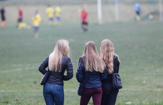 Nasz fotoreporter, tak jak i tłum kibiców, wybrał się m.in. na B-klasowe derby Hyżnego.