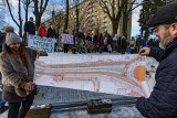 Kraków. Protest przeciwko wycince drzew przy Lublańskiej. Budowa tramwaju do Mistrzejowic ciągle budzi kontrowersje