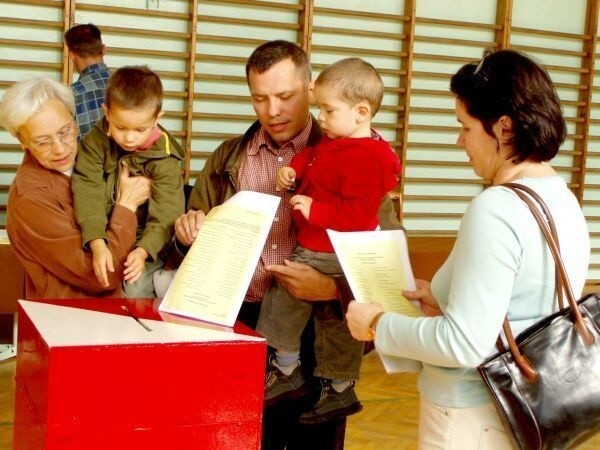 W Szkole Podstawowej nr 12 w Starachowicach, gdzie frekwencja była najlepsza, głosowały całe rodziny.