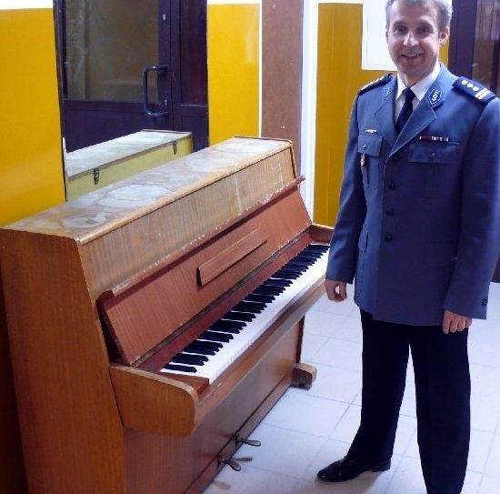 Inspektor Zbigniew Kotarski, komendant powiatowy policji w Sandomierzu przy pianinie, które oferował na licytację na rzecz Wielkiej Orkiestry Świątecznej Pomocy.