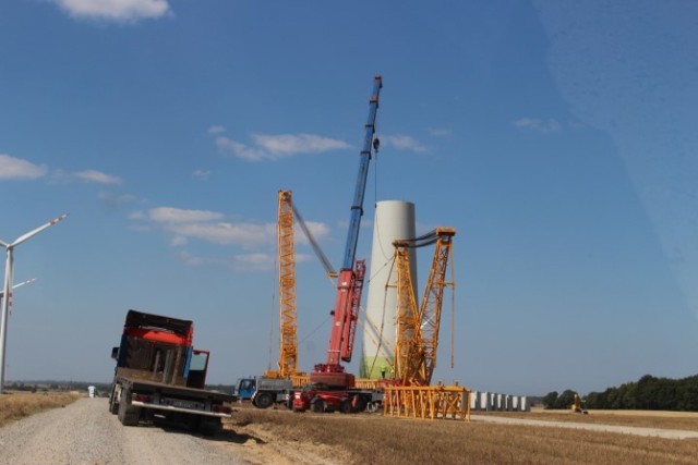 Na polu koło Marszewa powstaje gigantyczny wiatrak