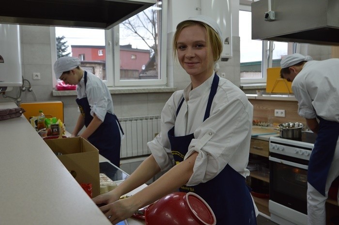 Nowy Sącz. Artur Augustyński z Top Chef oceniał świąteczne słodkości przygotowane przez uczniów [ZDJĘCIA]