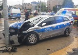 Wypadek radiowozu w Piekarach Śląskich. Dwóch policjantów trafiło do szpitala. Policjanci jechali na interwencję