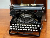 Maszyna do pisania z 1926 roku w szczecińskim muzeum. Ma "małpę" i ułamki na klawiszach 