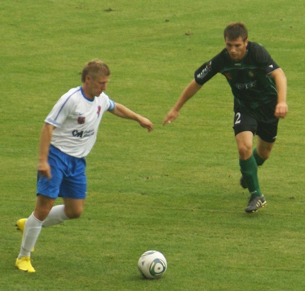 Piłkarze "Stalówki" (z prawej Tomasz Demusiak) grają z Okocimskim w Brzesku.