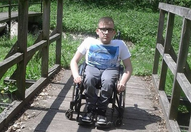18-letni Mateusz Dobrasiewicz porusza się na wózku. Zbiera pieniądze na rekonstrukcję kręgosłupa w USA.
