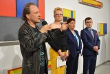 "Wielowymiarowość" Piotra Lutyńskiego w galerii w Ostrowcu. Na wernisażu prawdziwy tłum. Zobacz zdjęcia