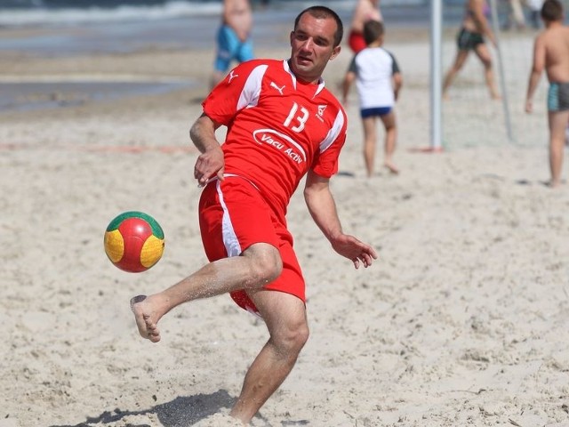 Łukasz Jarosiewicz obecnie przygotowuje się do sezonu w beach soccerze. Na każdym treningu ma jednak włączony telefon i czeka na oferty klubów z I ligi.