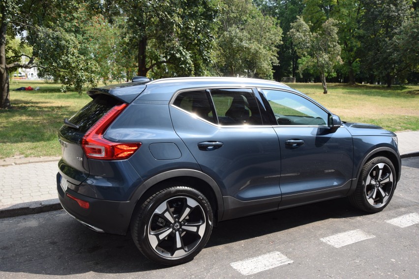 Volvo XC40...