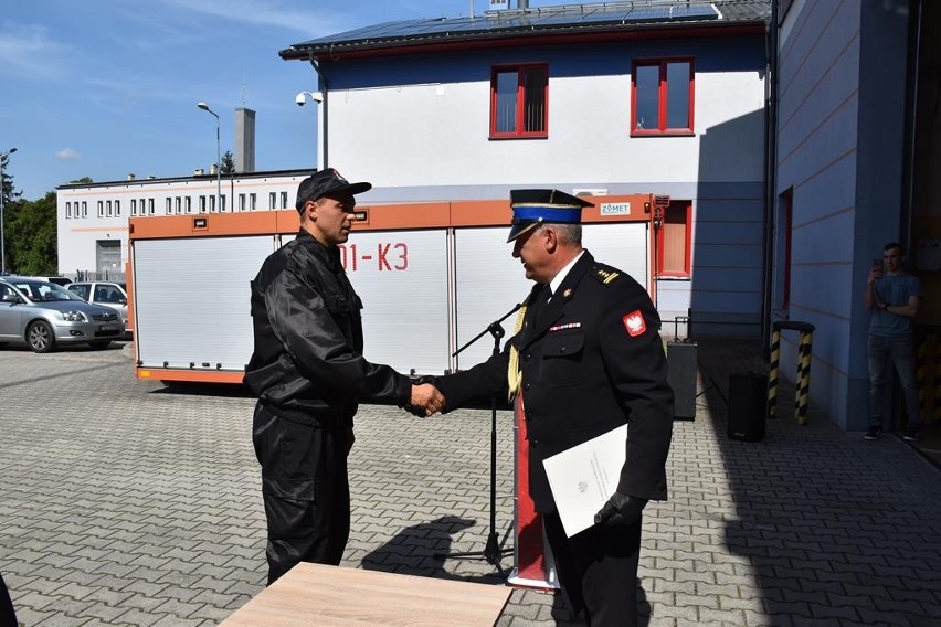 Państwowa Straż Pożarna w Staszowie zyskała dwóch nowych strażaków. Złożyli uroczyste ślubowanie 