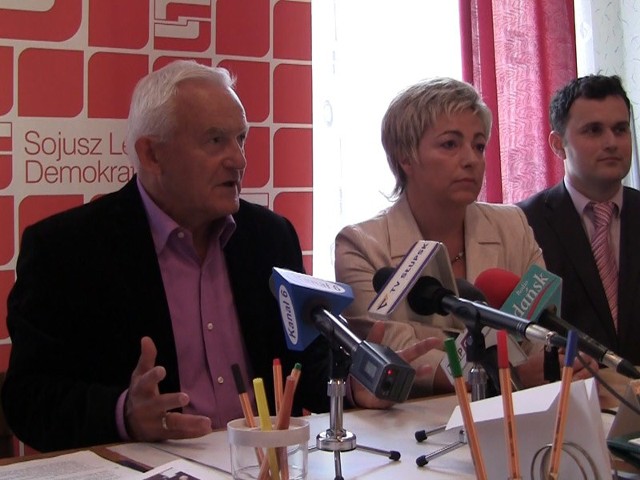 Leszek Miller na konferencji prasowej w Słupsku