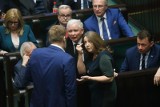 Seria akcji CBA. Agent Tomek zatrzymany, Marian Banaś z przeszukanymi mieszkaniami. Opozycja: „PiS chce przykryć gest Joanny Lichockiej”