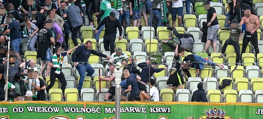 Skandal na meczu Lechii Gdańsk w europejskich pucharach. Na trybunach doszło do bójki, mecz przerwano [zdjęcia]