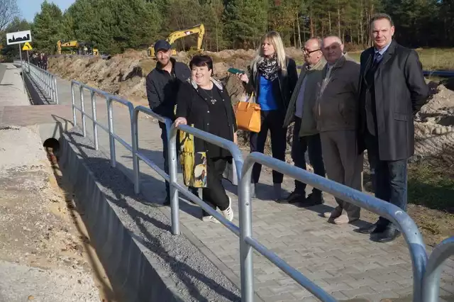 W Mostkach w gminie Suchedniów oddano do użytku kolejny odcinek nowego chodnika, o długości ponad 800 metrów.