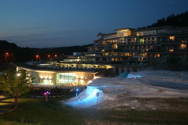 W okolicach Latoszyna natrafiono na złoża wód geotermalnychPo odkryciu wód geotermalnych w Egerszalok wyrósł kompleks luksusowych hoteli oferujących gorące kąpiele. Czy podobnie będzie w gminie Dębica.