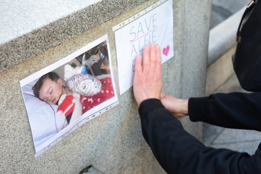 Oczy całego świata skierowane są na szpital w Liverpoolu, w...