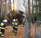 Pożar drewnianego domu w Sokolnikach. Ucierpiało starsze małżeństwo [zdjęcia]