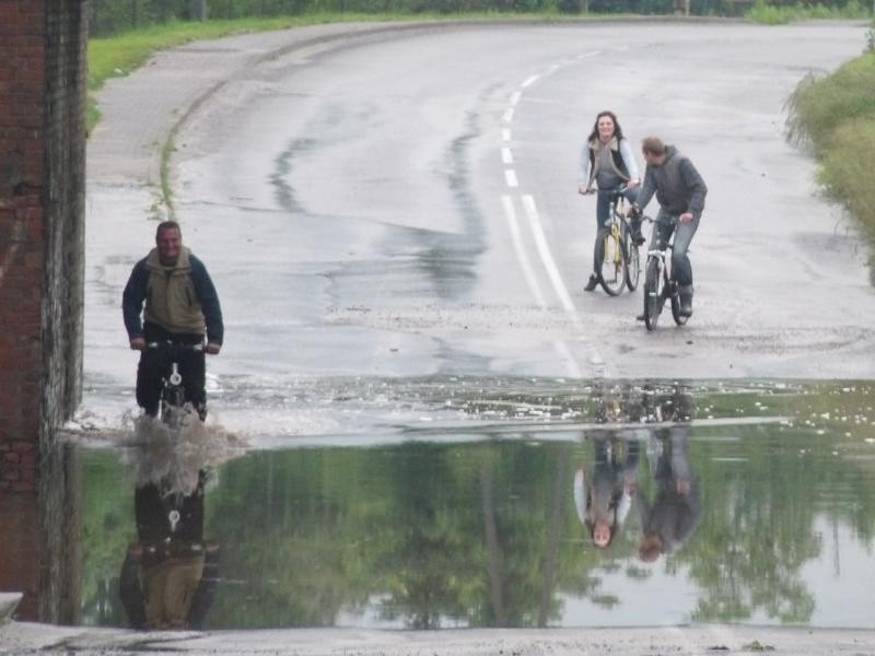 W Czernicy pod wiaduktem zalany jest fragment drogi...