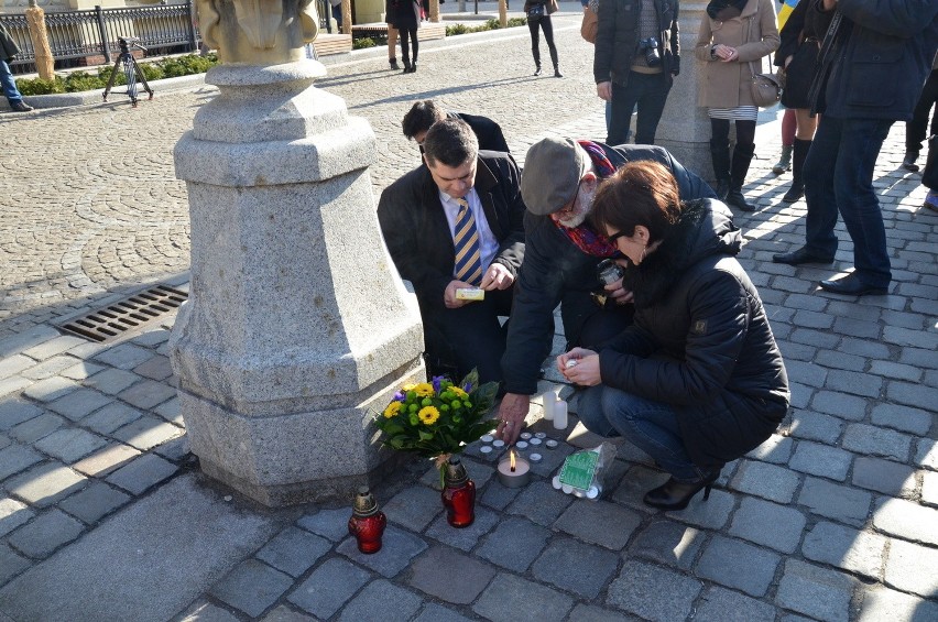 Wrocław: Zapalili znicze dla Ukrainy, aby uczcić pamięć ofiar (ZDJĘCIA, FILM)