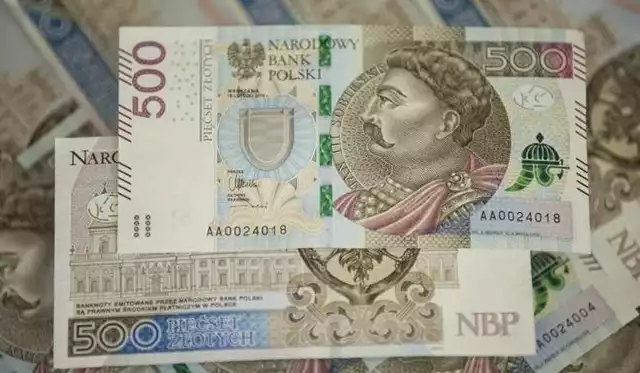 Banknot 500 zł jest poficjalnym środkiem płatniczym w Polsce. Sprawdżcie, czy umiecie go rozpoznać. Zwróćcie uwagę na zabezpieczenia - pokazujemy je na kolejnych slajdach
