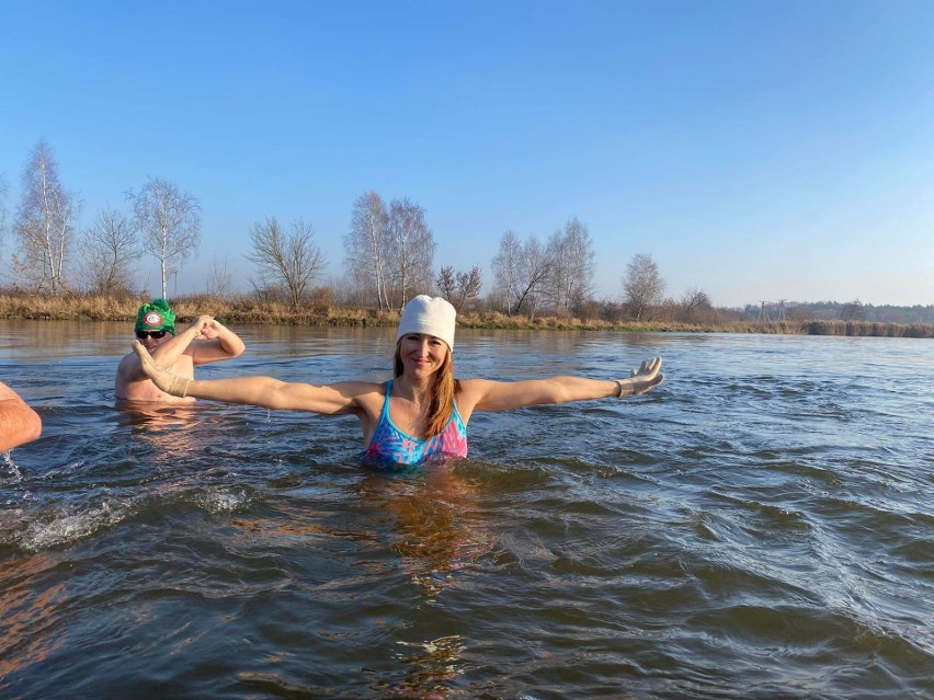 Urzekające Morsy Białobrzeskie także kąpały się w niedzielę w nurtach Pilicy