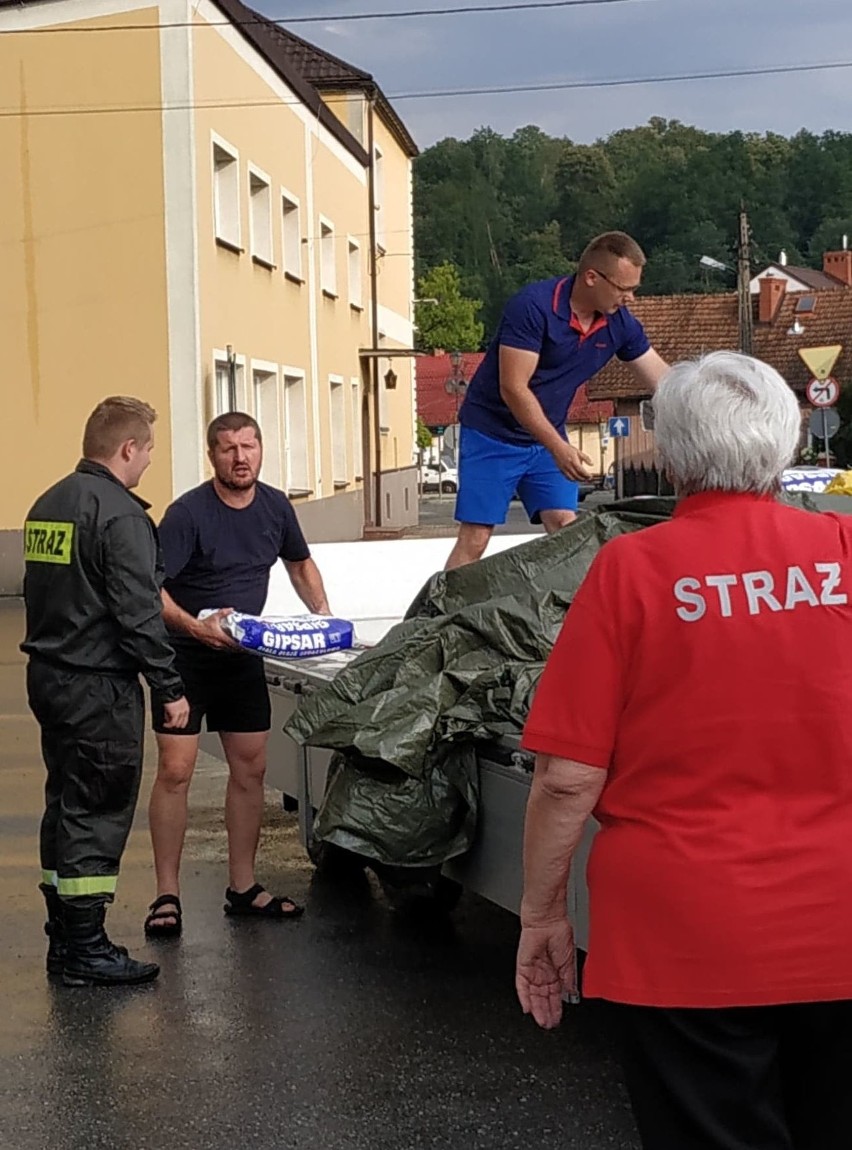 Gospodynie z Tenczynka i miejscowi strażacy pojechali z pomocą do powodzian z Łapanowa