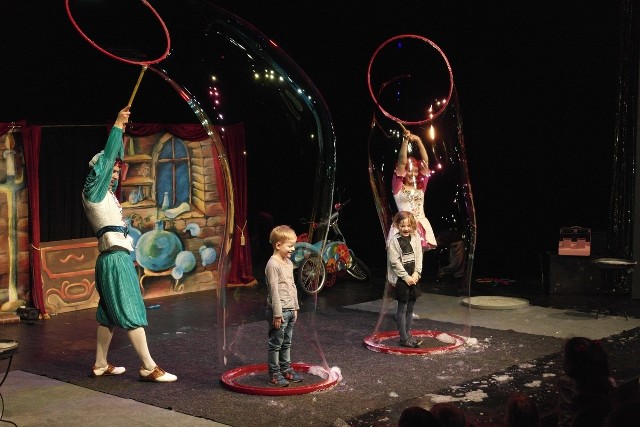 „Dziwactwa mistrza Bulbulasa” to niezwykły spektakl dla dzieci, w którym głównymi bohaterami są olbrzymie mydlane bańki.