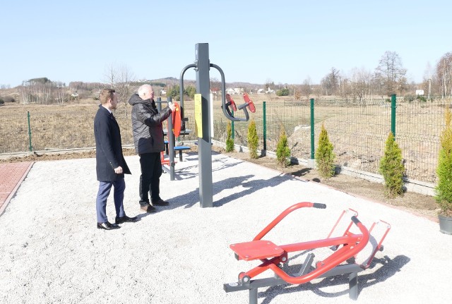 Zakończyły się prace przy budowie placu zabaw w Ciosowej.