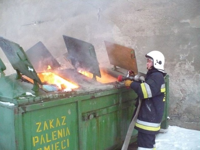 - Płonące kontenery na śmieci są ostatnio w mieście prawdziwą plagą - mówią strażacy