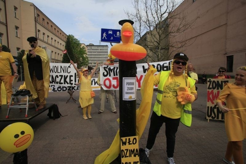 Żółta Alternatywa żąda uwolnienia kaczki! Happening w pasażu Schillera