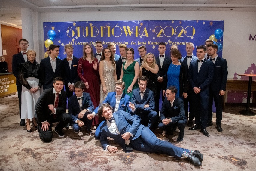 Studniówka 2020: Maturzyści z III LO w Poznaniu bawili się w...