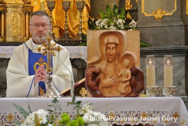 Matka Boska Częstochowska z rękawicami bokserskimi na Jasnej Górze; Zobacz kolejne zdjęcia. Przesuwaj zdjęcia w prawo - naciśnij strzałkę lub przycisk NASTĘPNE >>>