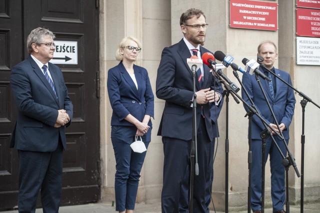 – Dotąd niezbędna była wizyta u lekarza podstawowej opieki zdrowotnej, który wystawiał skierowanie. Kolejnym krokiem była rejestracja w punkcie szczepień. Teraz całą procedurę przejść będzie można w jednym miejscu, a wszystkie formalności wezmą na siebie lekarze Polikliniki – wyjaśnił Zbigniew Bogucki, wojewoda zachodniopomorski.