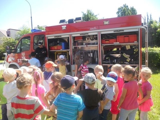Strażacy z PSP w Ostrołęce najpierw porozmawiali z dziećmi na temat bezpieczeństwa przeciwpożarowego. Przypomnieli, że dzieciom nie wolno bawić się ogniem pod żadnym pozorem.